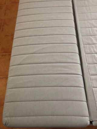 Sofá cama gris 148x205 cm con su arcón.