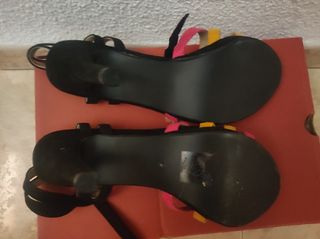 Sandalias de tacón negros y rosas