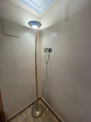 Lámpara de pie dorada y madera