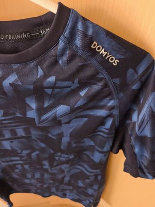 Camiseta transpirable DOMYOS técnica azulby negra 