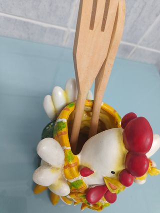 Figura de Gallina y pollitos portacubiertos cocina