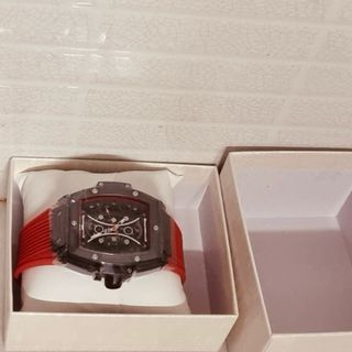 Reloj deportivo rojo y negro