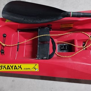 Kayak surfski rojo.