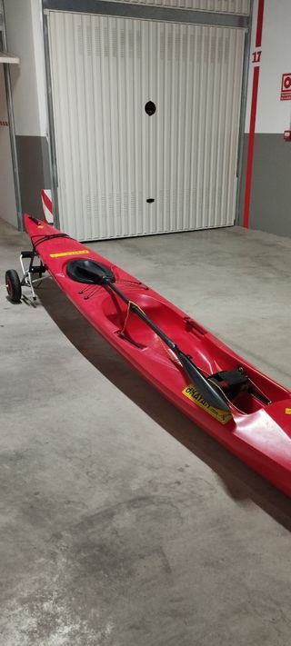 Kayak surfski rojo.