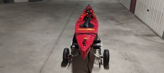 Kayak surfski rojo.