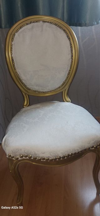 Silla vintage dorada y blanca
