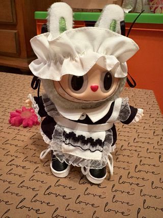 Muñeco Labubu de criada