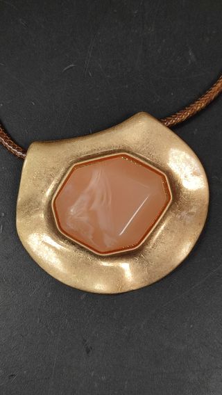 Collar dorado con piedra rosa