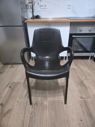 Silla de plástico marrón mahou | 2x8€