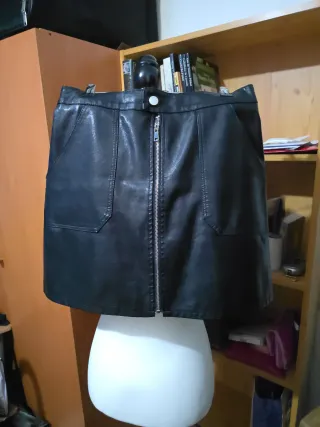 Minifalda negra piel sintética