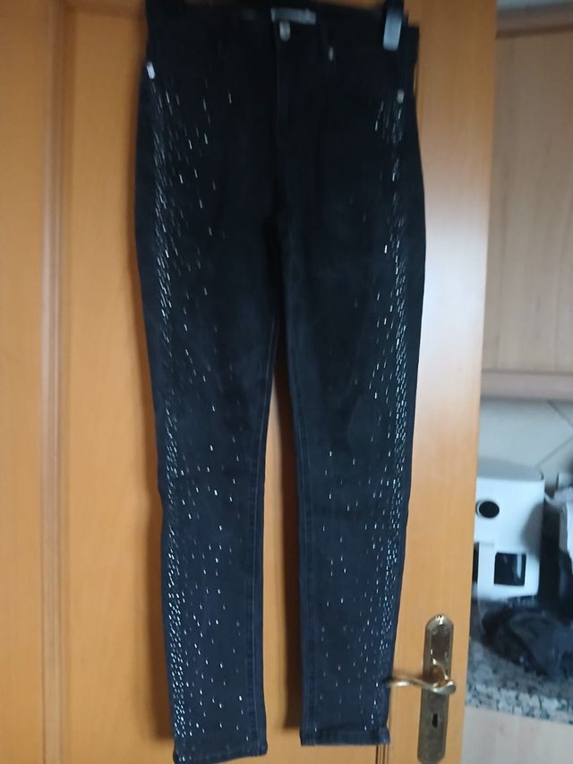 Jeans negros elásticos con pedrería