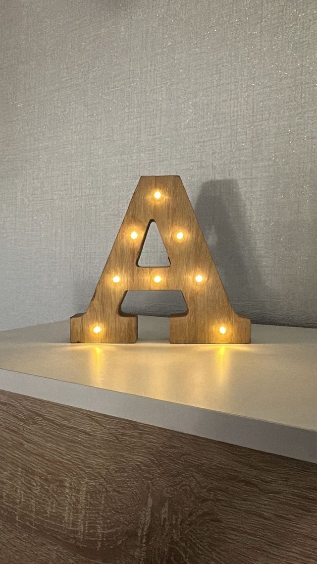 Letra A decorativa de madera