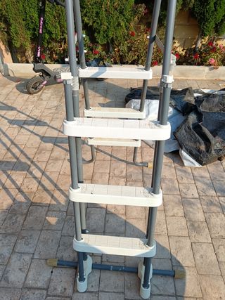 Escalera piscina - gris y blanca