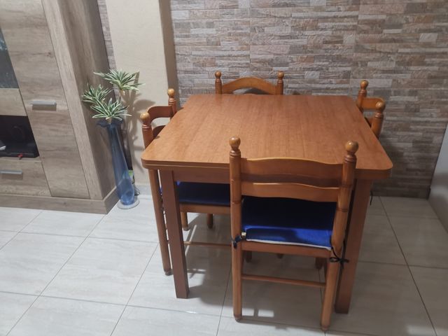Mesa extensible madera maciza + 4 sillas