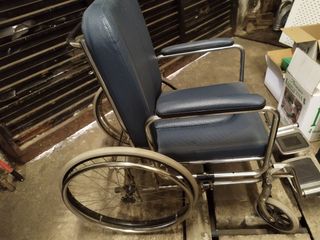 Silla de ruedas con orinal.