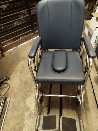 Silla de ruedas con orinal.