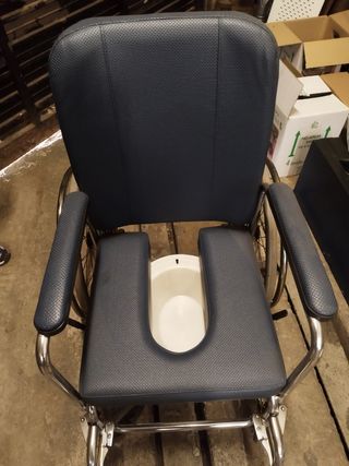 Silla de ruedas con orinal.