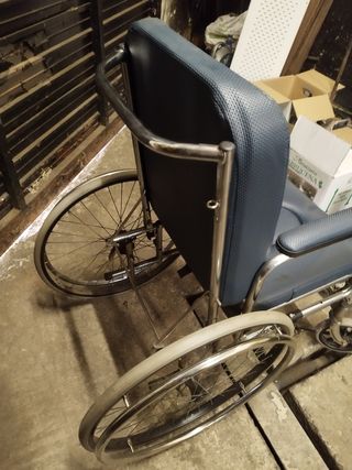 Silla de ruedas con orinal.