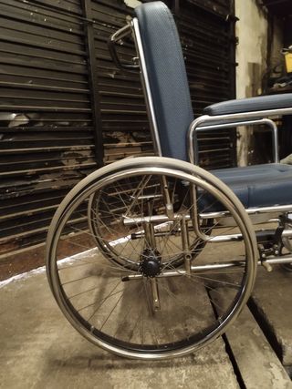 Silla de ruedas con orinal.