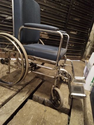 Silla de ruedas con orinal.