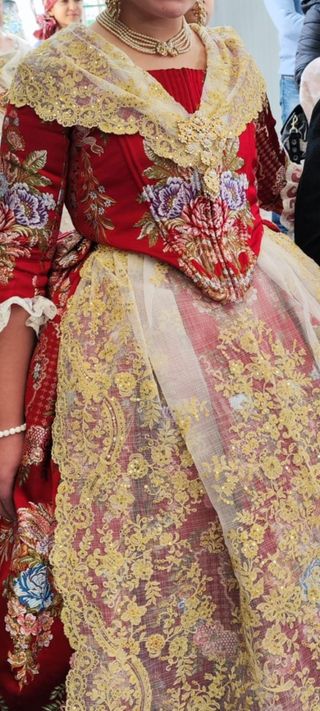 Traje Fallera: Rojo y Dorado