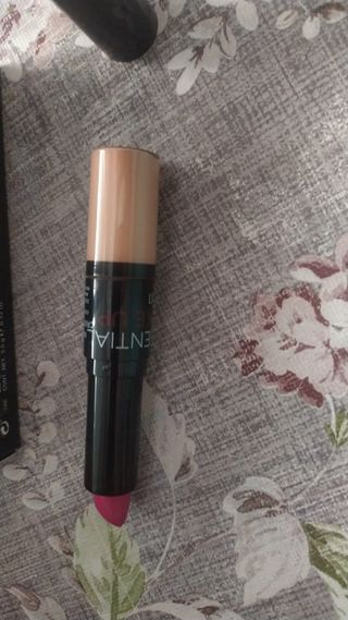 Labial y corrector Essential