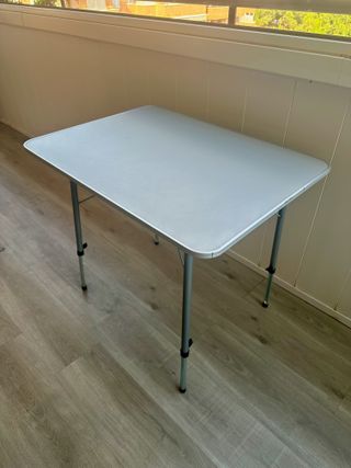 Mesa camping plegable gris-blanca