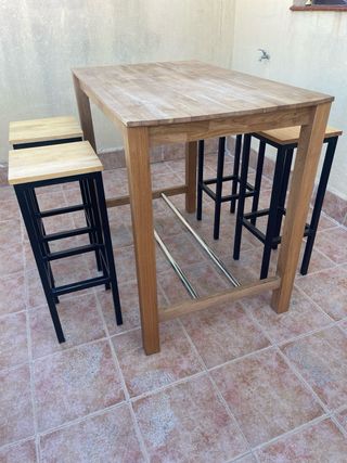 Mesa alta bar + 4 taburetes. Metal y madera .