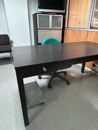 Escritorio negro metal y madera
