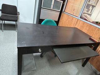 Escritorio negro metal y madera