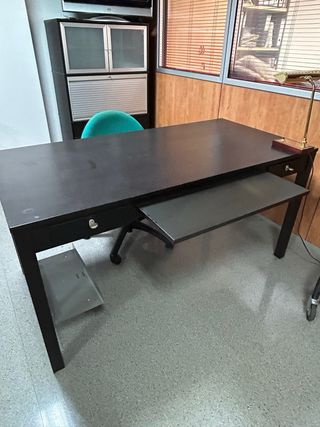 Escritorio negro metal y madera