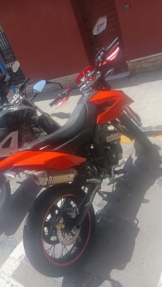 Moto UM DSR 125 roja