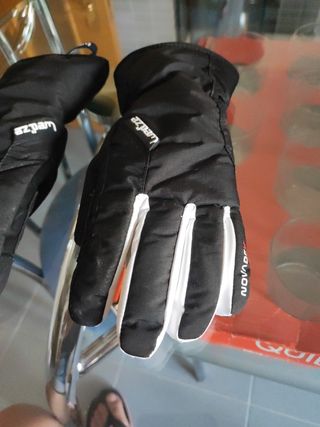 Guantes nieve UYN negros y blancos