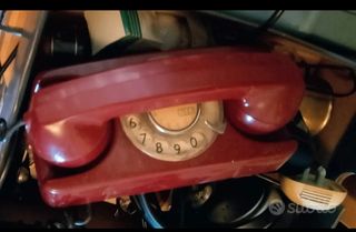 Telefoni vintage a disco uno rosso e uno grigio
