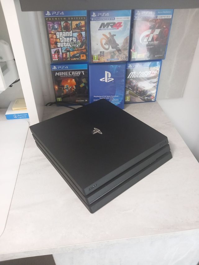 PS4 Pro (PlayStation 4) + giochi + 2 controller