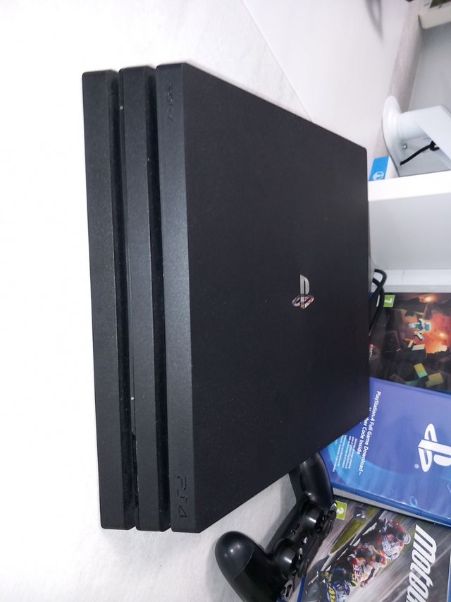 PS4 Pro (PlayStation 4) + giochi + 2 controller