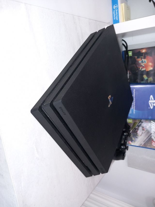 PS4 Pro (PlayStation 4) + giochi + 2 controller