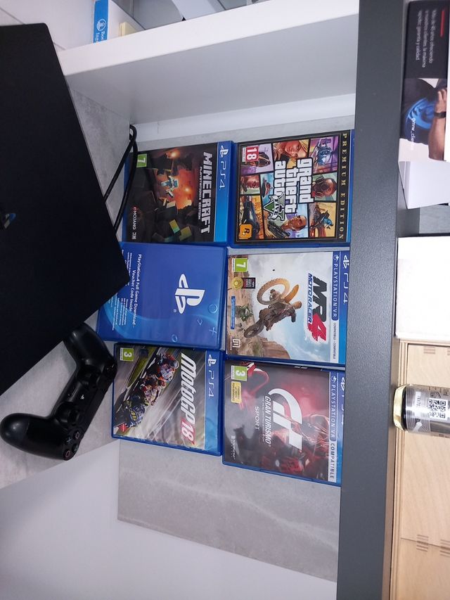 PS4 Pro (PlayStation 4) + giochi + 2 controller