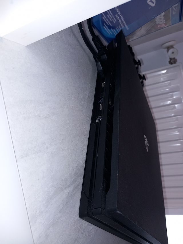 PS4 Pro (PlayStation 4) + giochi + 2 controller