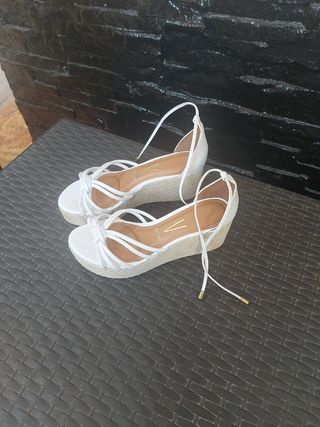 Zapatillas cuña blancas