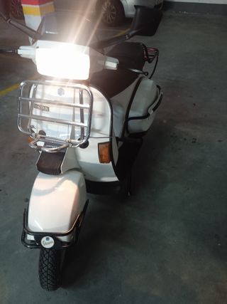 Vespa TX 200 blanca