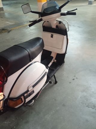 Vespa TX 200 blanca