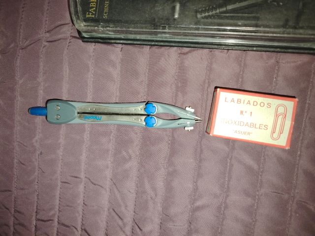 Material escolar: escuadras, compás, etc.