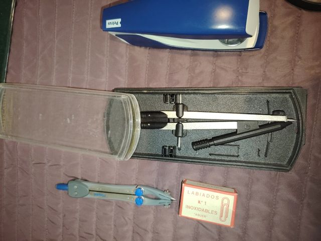 Material escolar: escuadras, compás, etc.