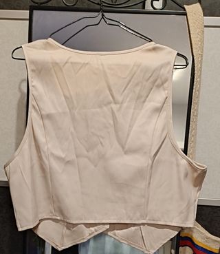 Traje de chaleco con pantalón beige.