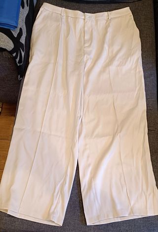 Traje de chaleco con pantalón beige.