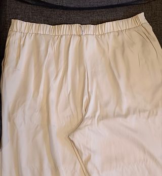 Traje de chaleco con pantalón beige.