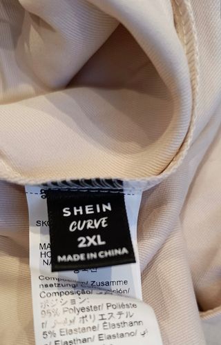 Traje de chaleco con pantalón beige.