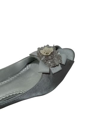 Zapatos grises de tacón 