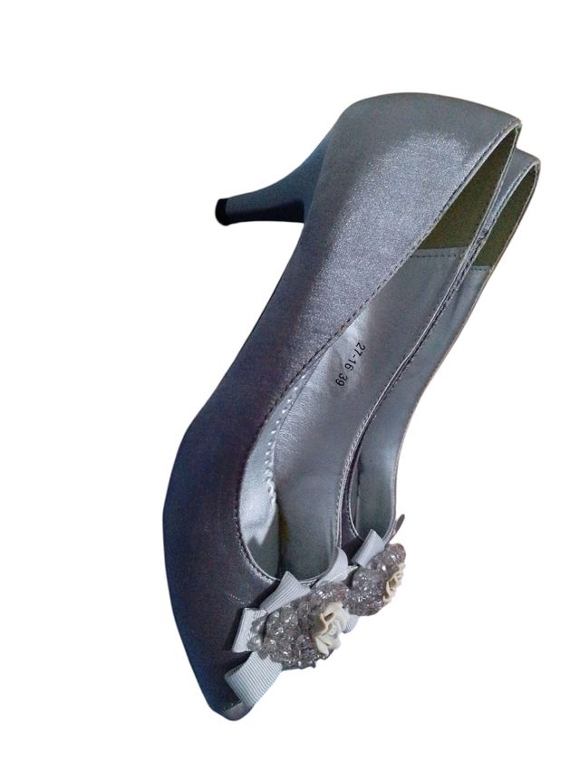 Zapatos grises de tacón